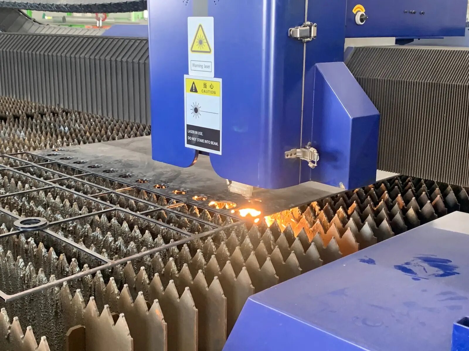 Equipo de corte láser CNC procesando una placa de acero